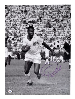 Pelé Signed Black-and-White 16x20 Photo 